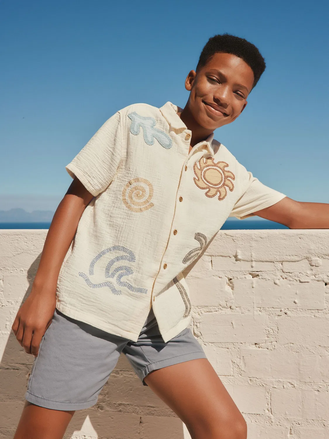 Рубашка с коротким рукавом с вышивкой пальмы Next, цвет Ecru Embroidery Sun Palm