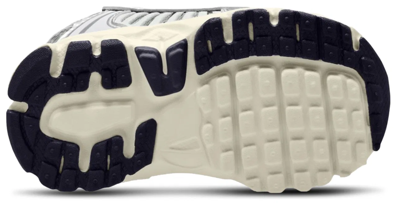 Кроссовки для мальчиков Vomero 5 Nike, цвет Gray/Silver/Black — фото 4