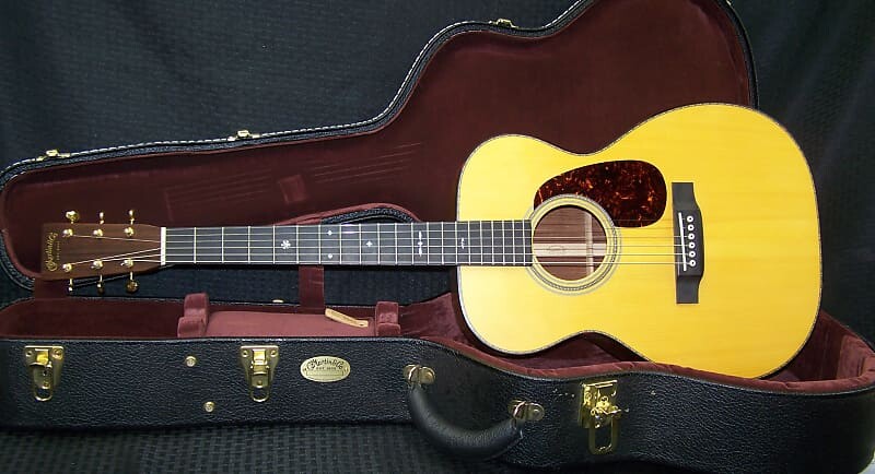 

Акустическая гитара Martin Custom Shop 14 fret 00 Guatemalan Rosewood/Adirondack w/hsc 2014