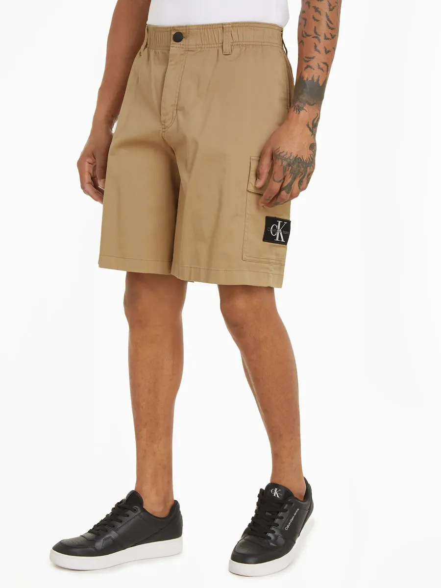 

Брюки-карго Calvin Klein Jeans "CARGO SHORT", с нашивкой-логотипом, цвет Travertine