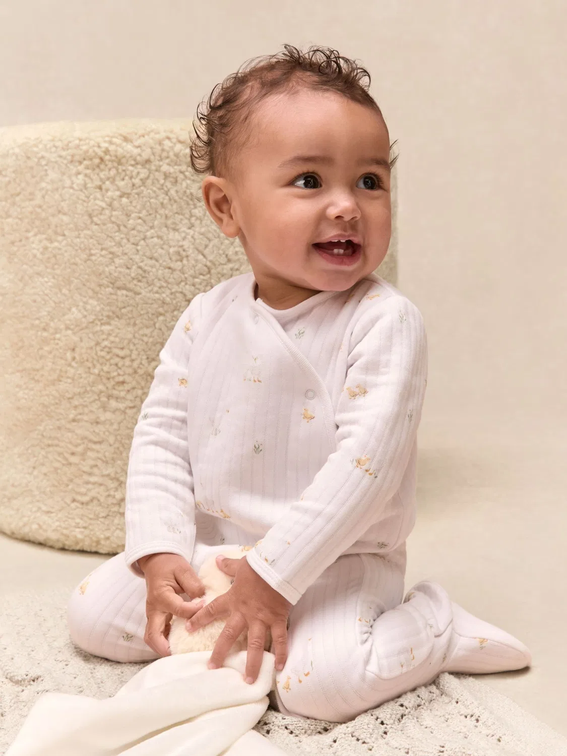 Конверт-комбинезон The White Company с утятами, белый