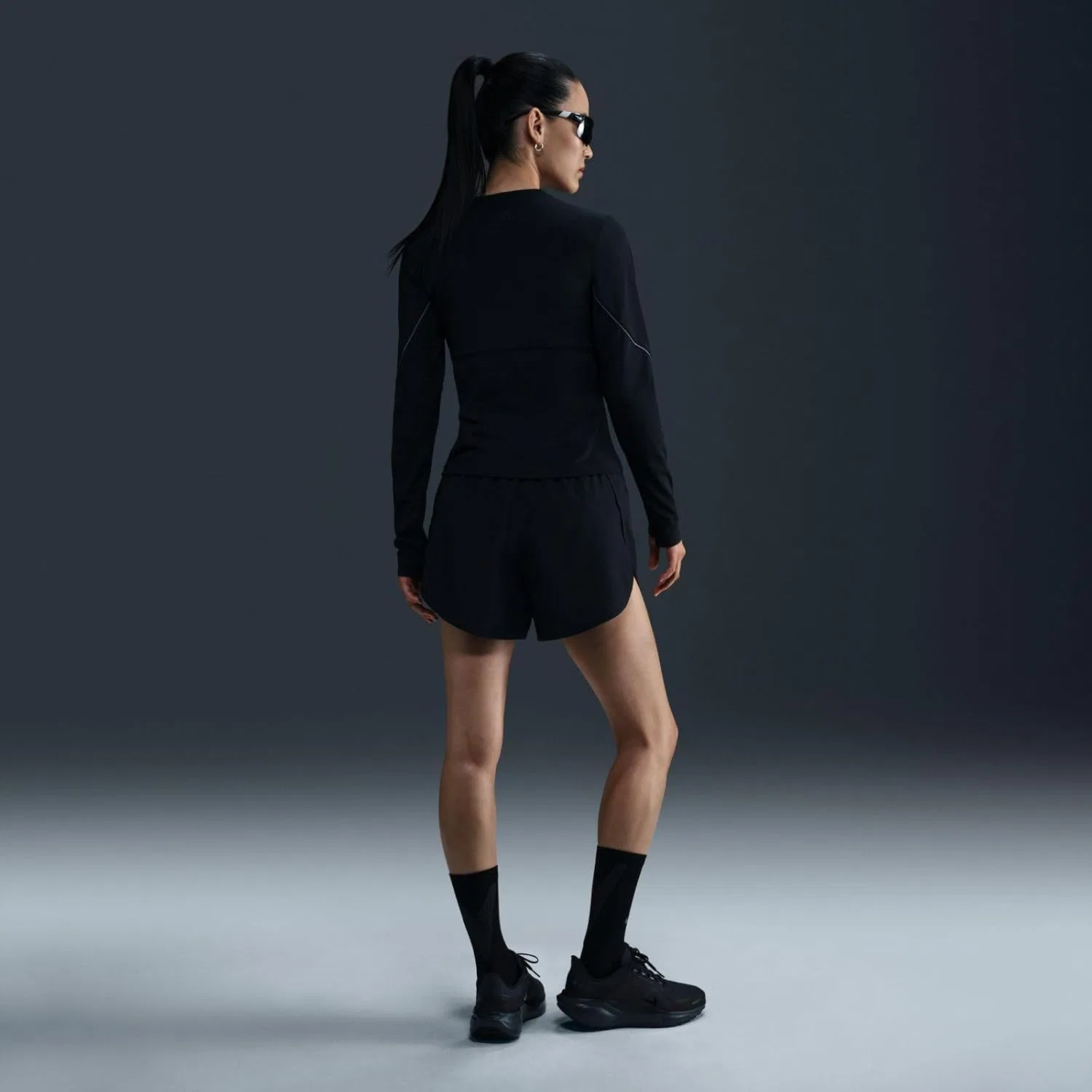 Женская беговая футболка с длинным рукавом Nike Running Division, Black — фото 3