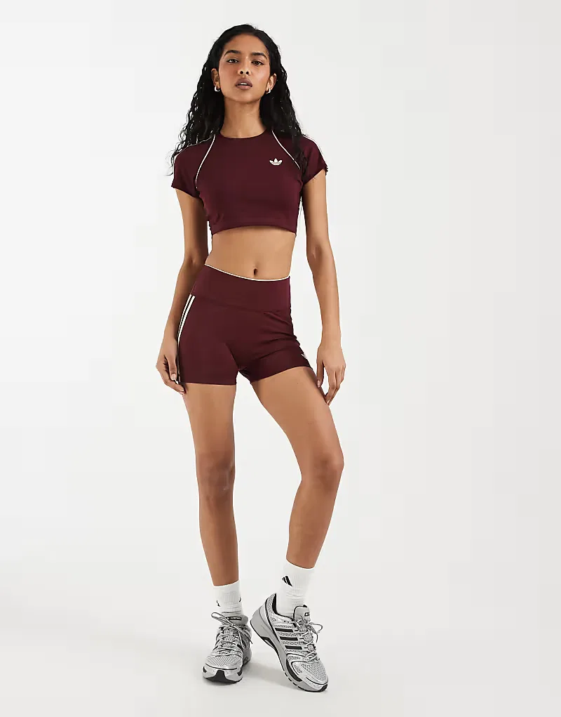 Укороченная спортивная футболка Adidas Originals в бордовом и кремовом цвете — фото 2