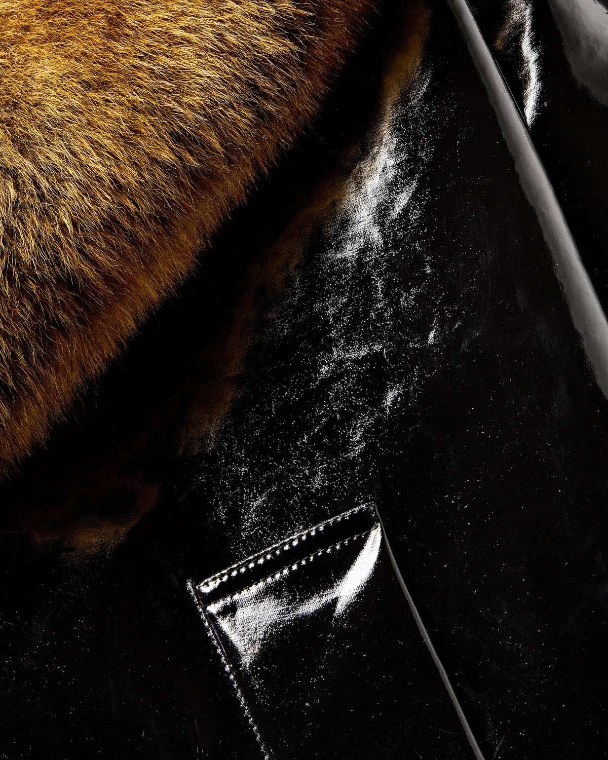Пальто-кокон из лакированного канваса и овчины SAINT LAURENT, черный — фото 4