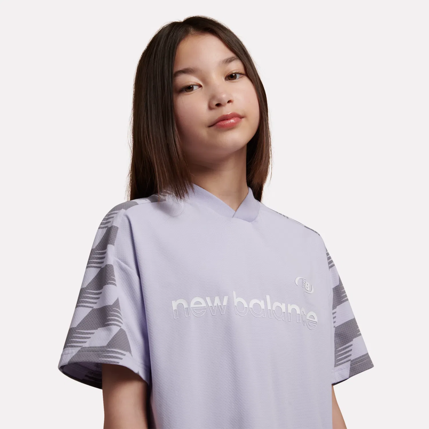 Детская футболка с коротким рукавом и V-образным вырезом Digitized Football New Balance, Smoked Violet — фото 3