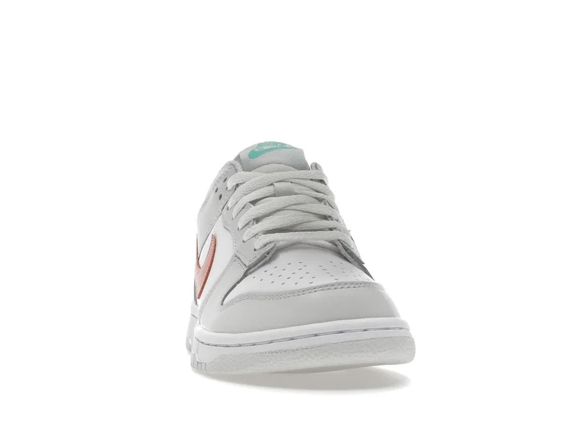 Детские кроссовки Lifestyle с контрастными Swooshes Nike Dunk Low Tropical Twist (GS) Nike, White/Bone-Peach-Aqua — фото 2