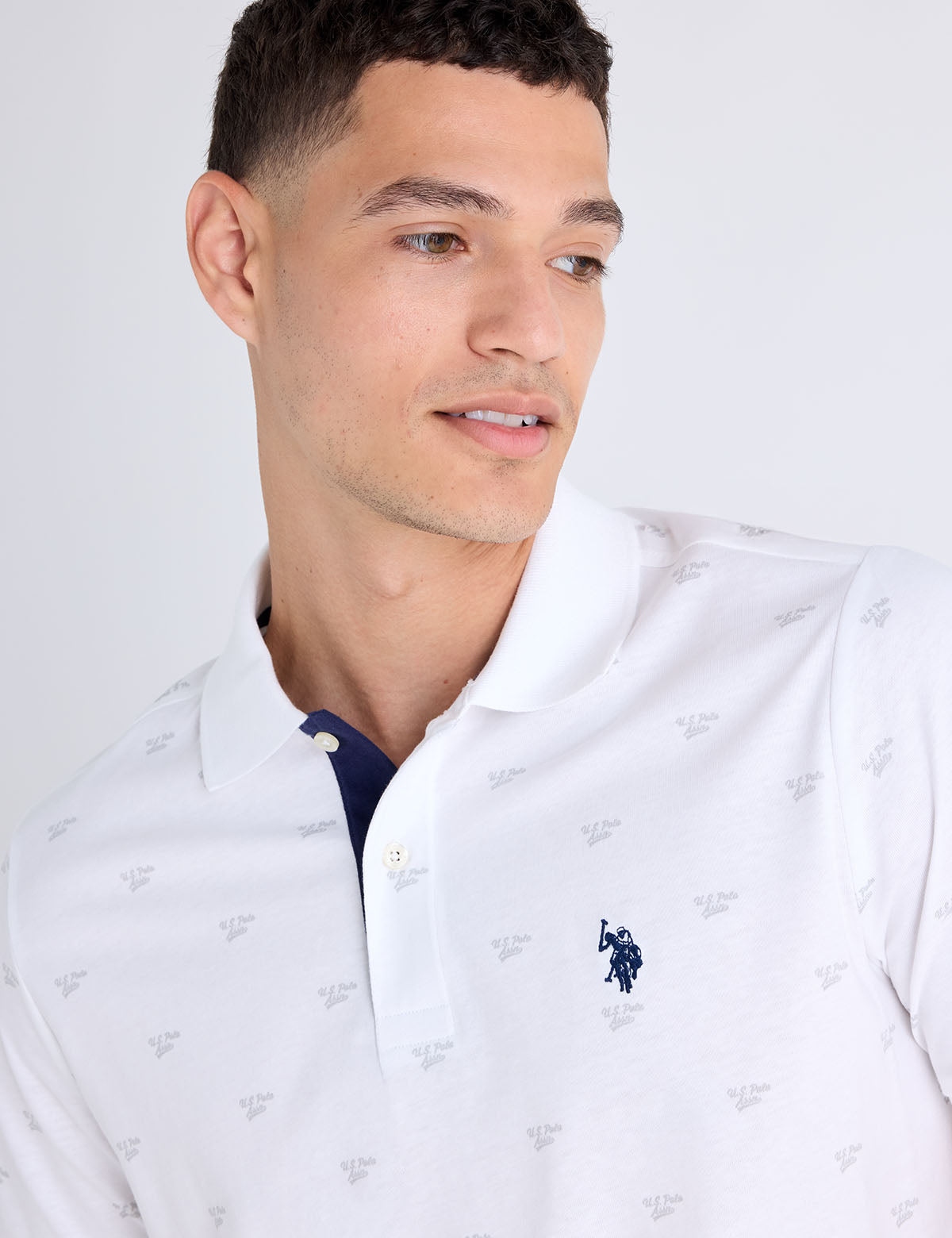 Мужская футболка-поло U.S. Polo Assn. All Over Wordmark Graphic Print Jersey, белый — фото 3