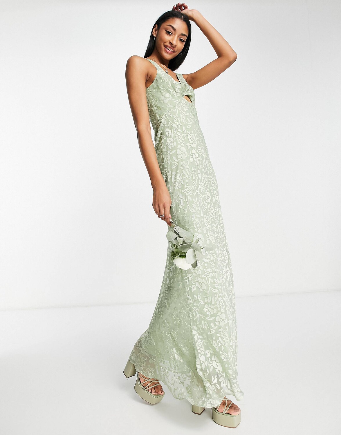 

Платье макси ASOS DESIGN Bridesmaid с перекрученным передом и цветочной отделкой деворе