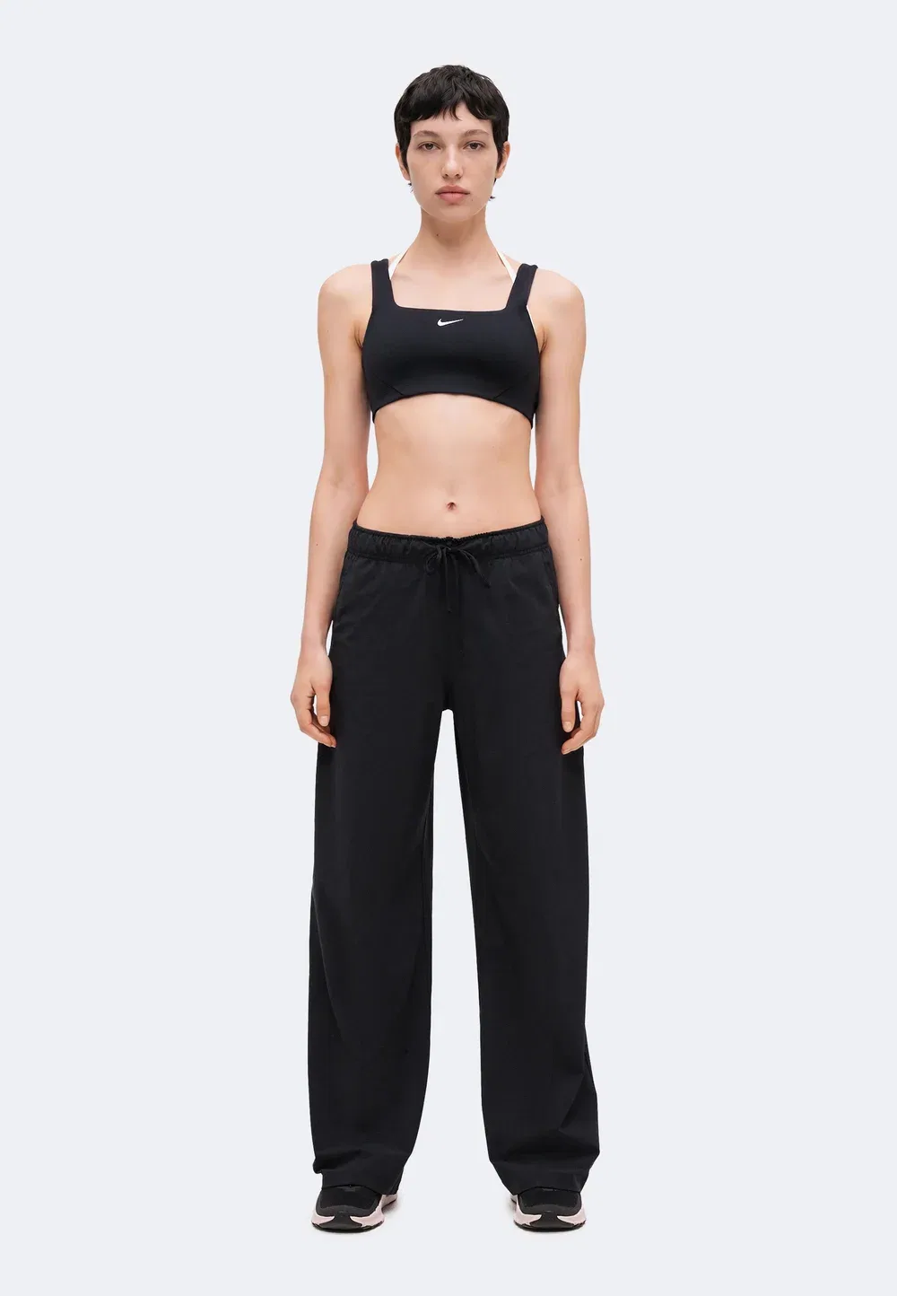 W nk1 df strappy pad bra e+ - спортивный бюстгальтер с легкой поддержкой Nike Performance, Black/White — фото 2