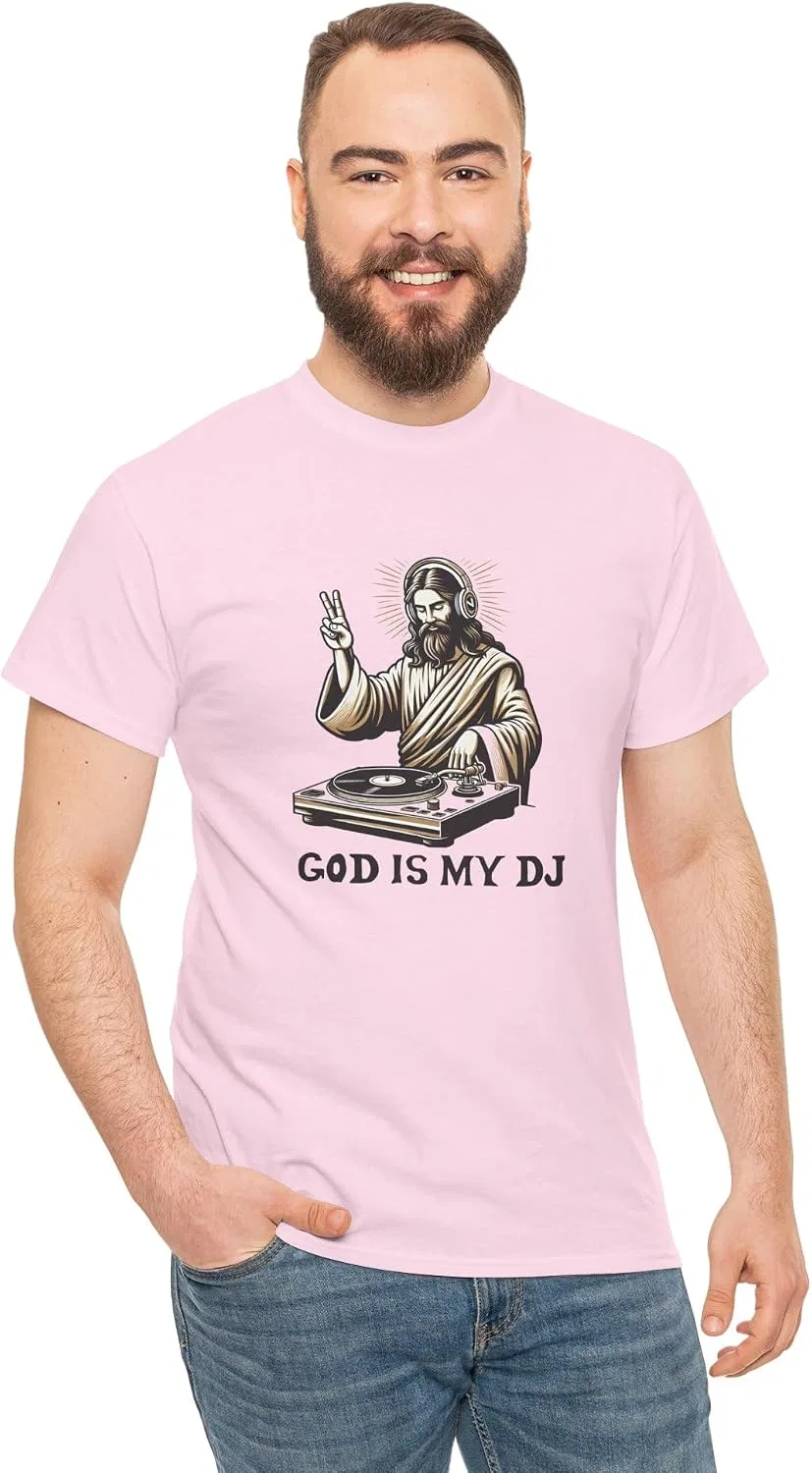Мужская футболка с принтом God is My DJ, светло-розовый — фото 2