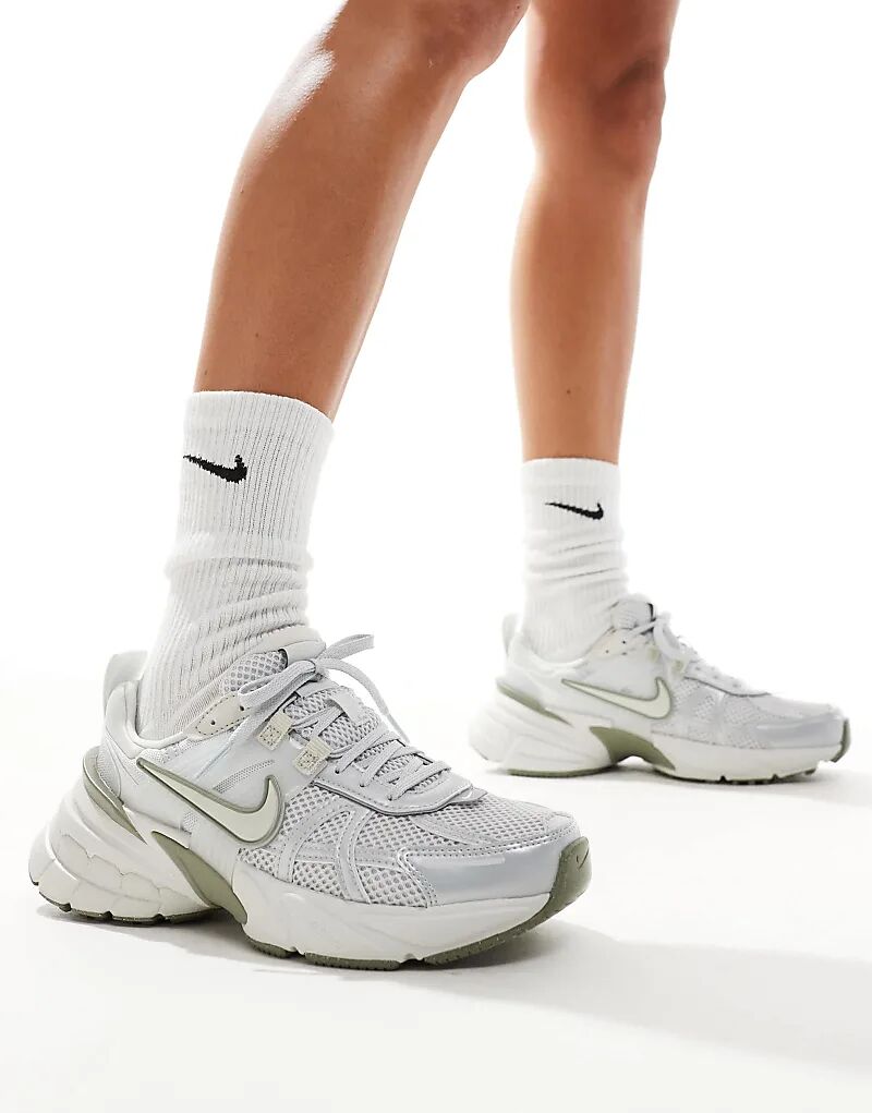 Кроссовки унисекс V2K Run белого, зеленого и серебристого цветов Nike
