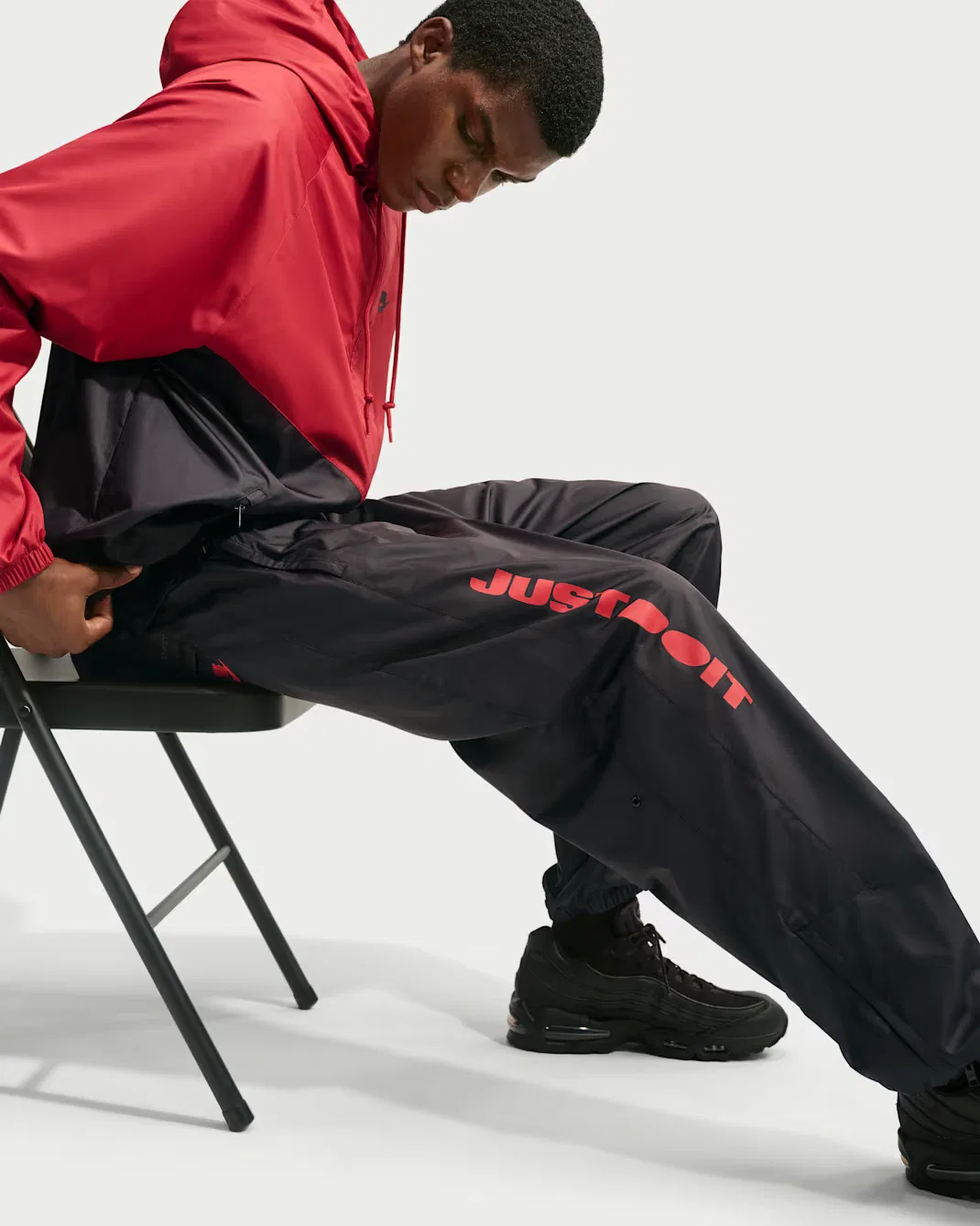 Мужские брюки Storm-FIT с графическим принтом Nike Windrunner, Black/Black/University Red — фото 4
