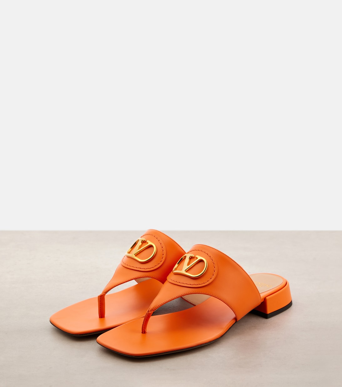 Кожаные босоножки с ремешками VLogo Signature Valentino Garavani, Pumpkin — фото 4