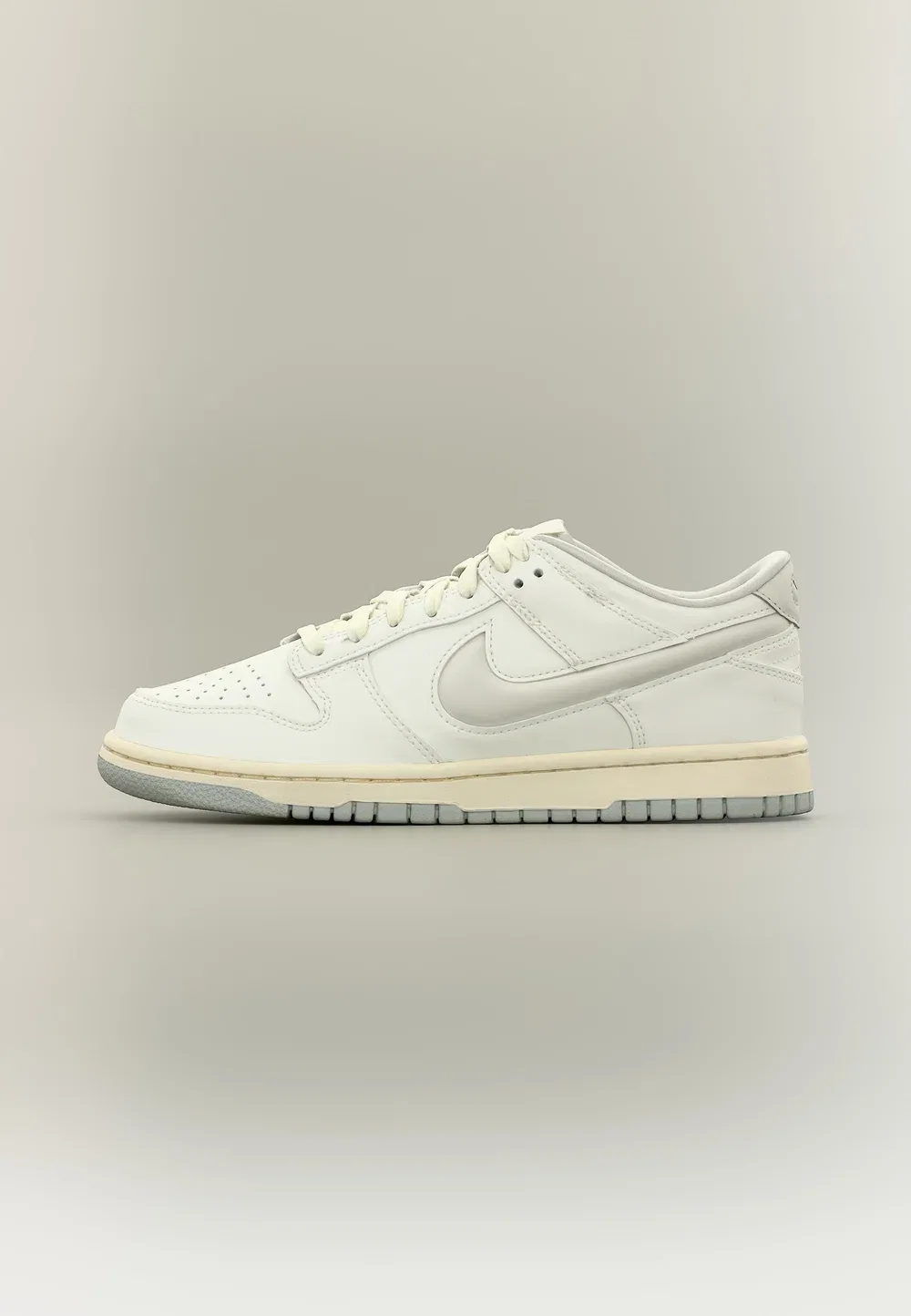 Кроссовки Dunk lv8 унисекс Nike Sportswear, Sail/Light Bone/Coconut Milk/Light Silver-Coloured