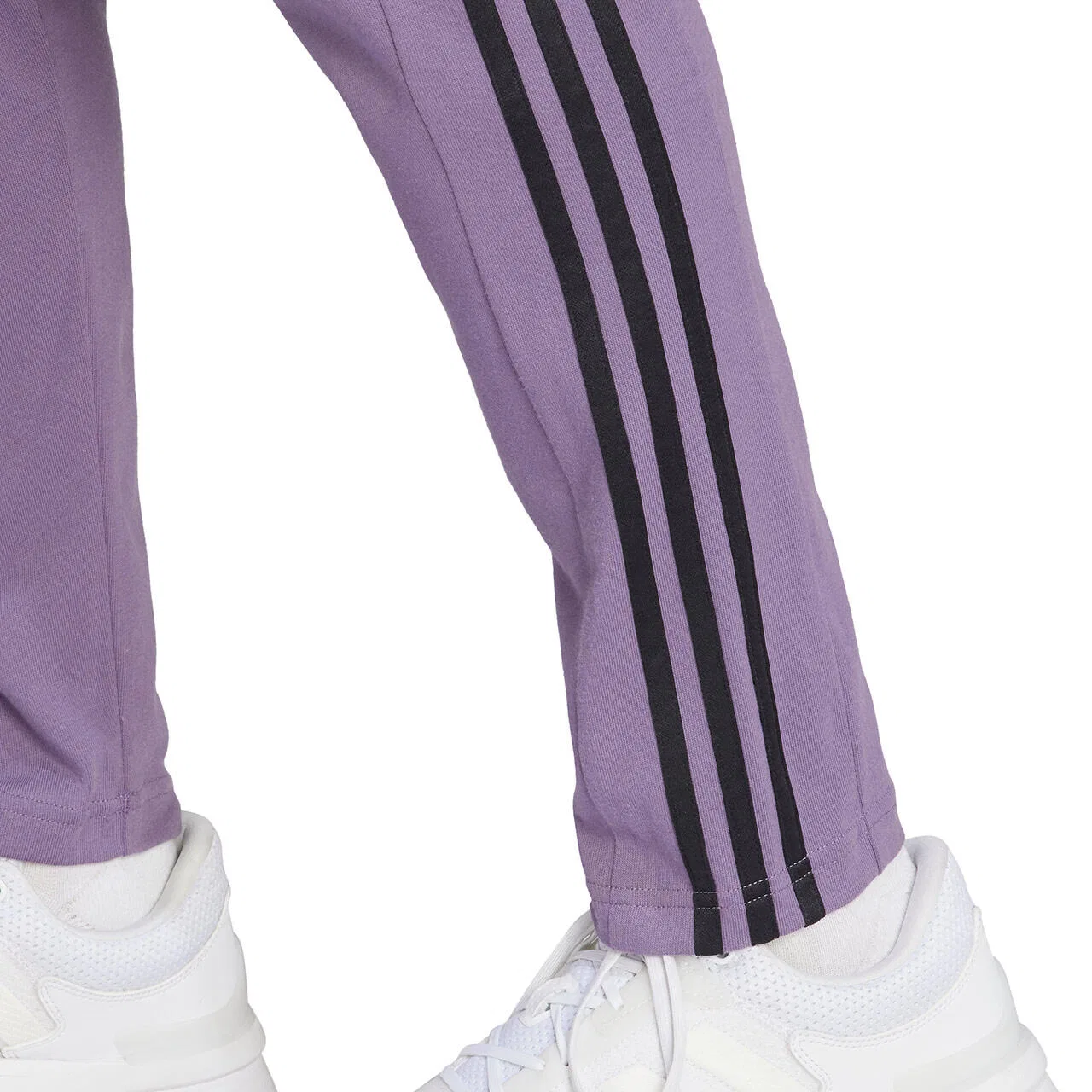 Мужские спортивные штаны с зауженным кроем adidas Essentials Tapered 3-Stripes, Konigliches Lila / Schwarz / Violett — фото 4