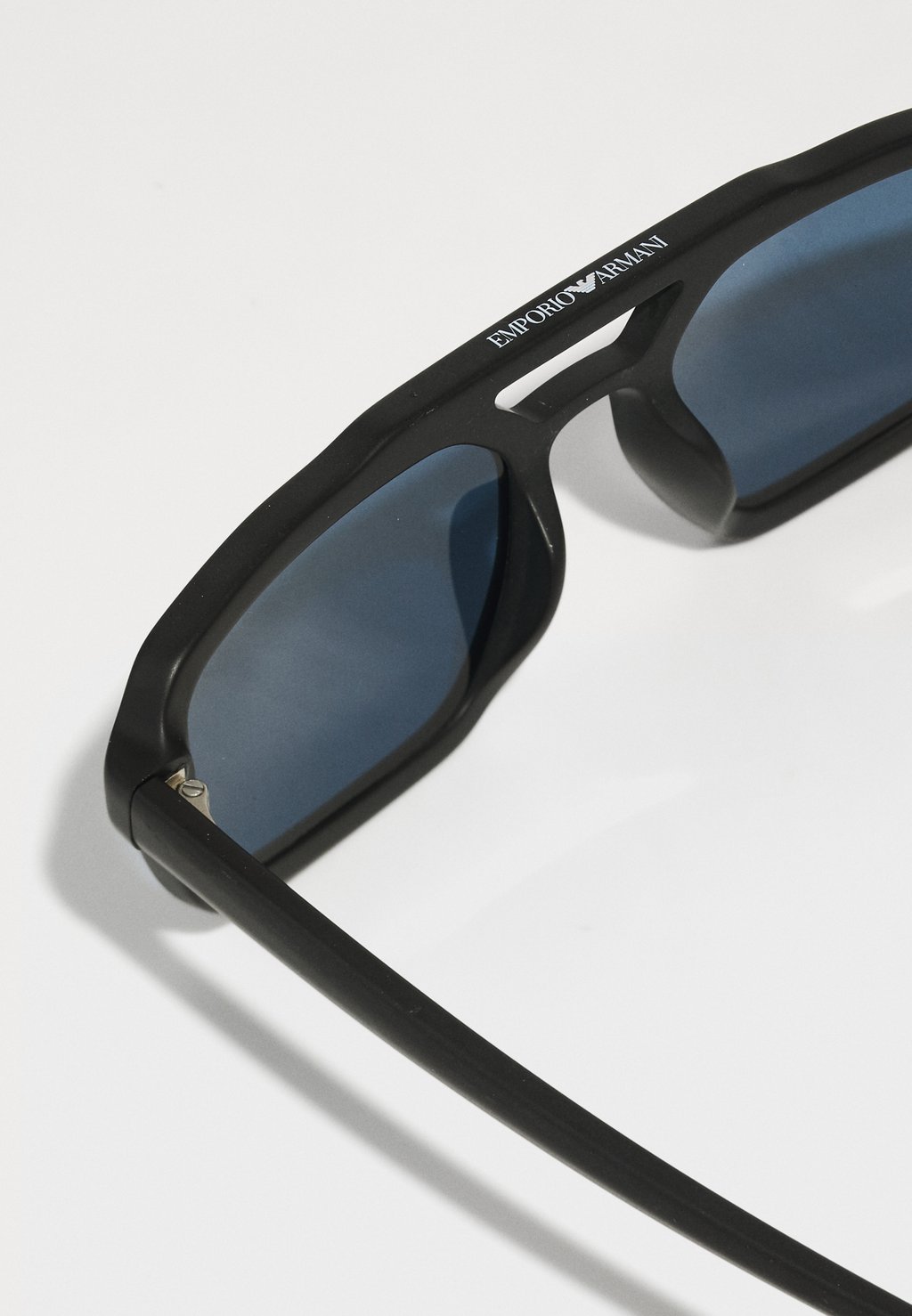 

Солнцезащитные очки Emporio Armani, черный