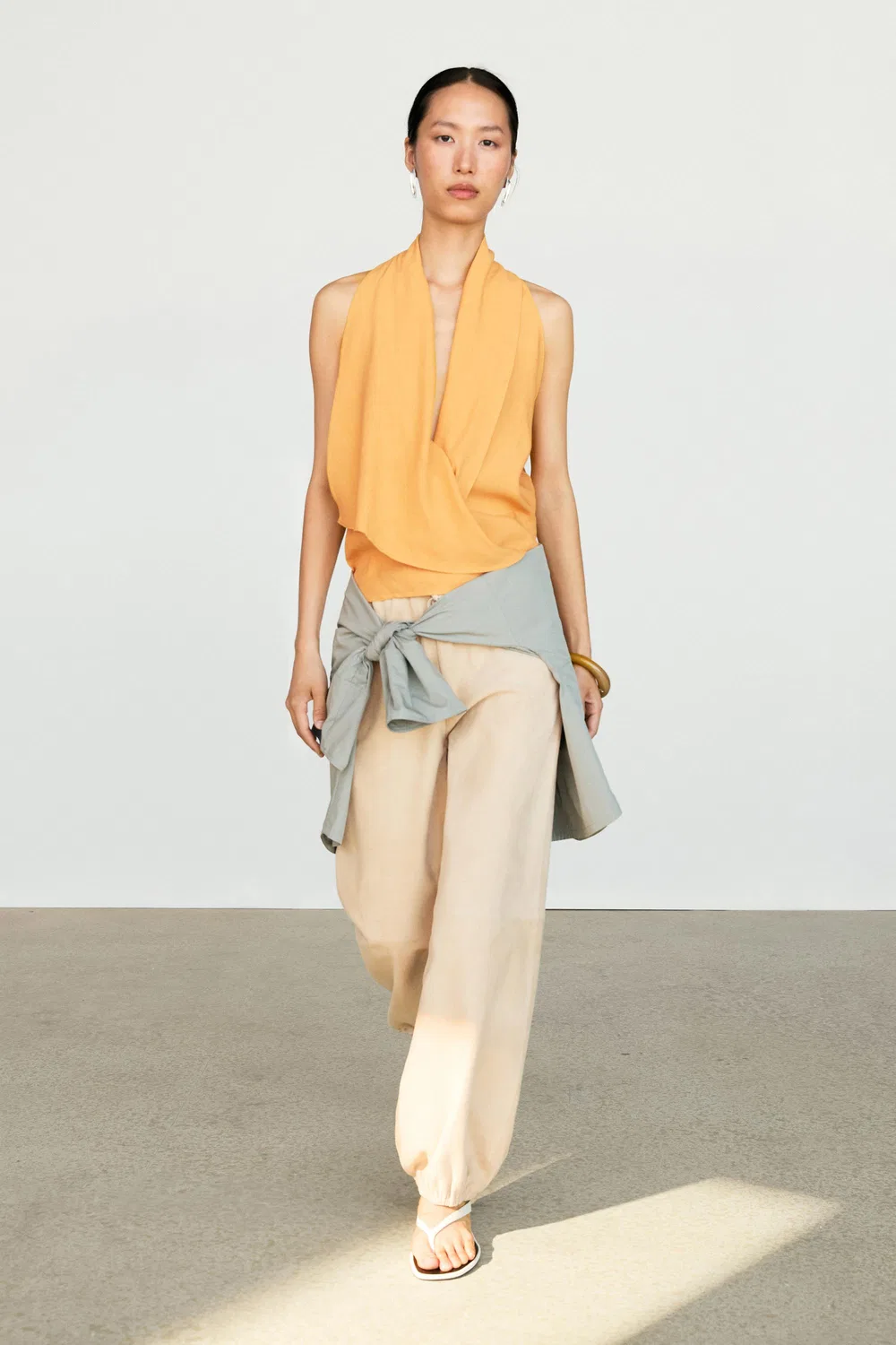 Топ Massimo Dutti Flowing Halter With Ruffle Detail, желтый — фото 3
