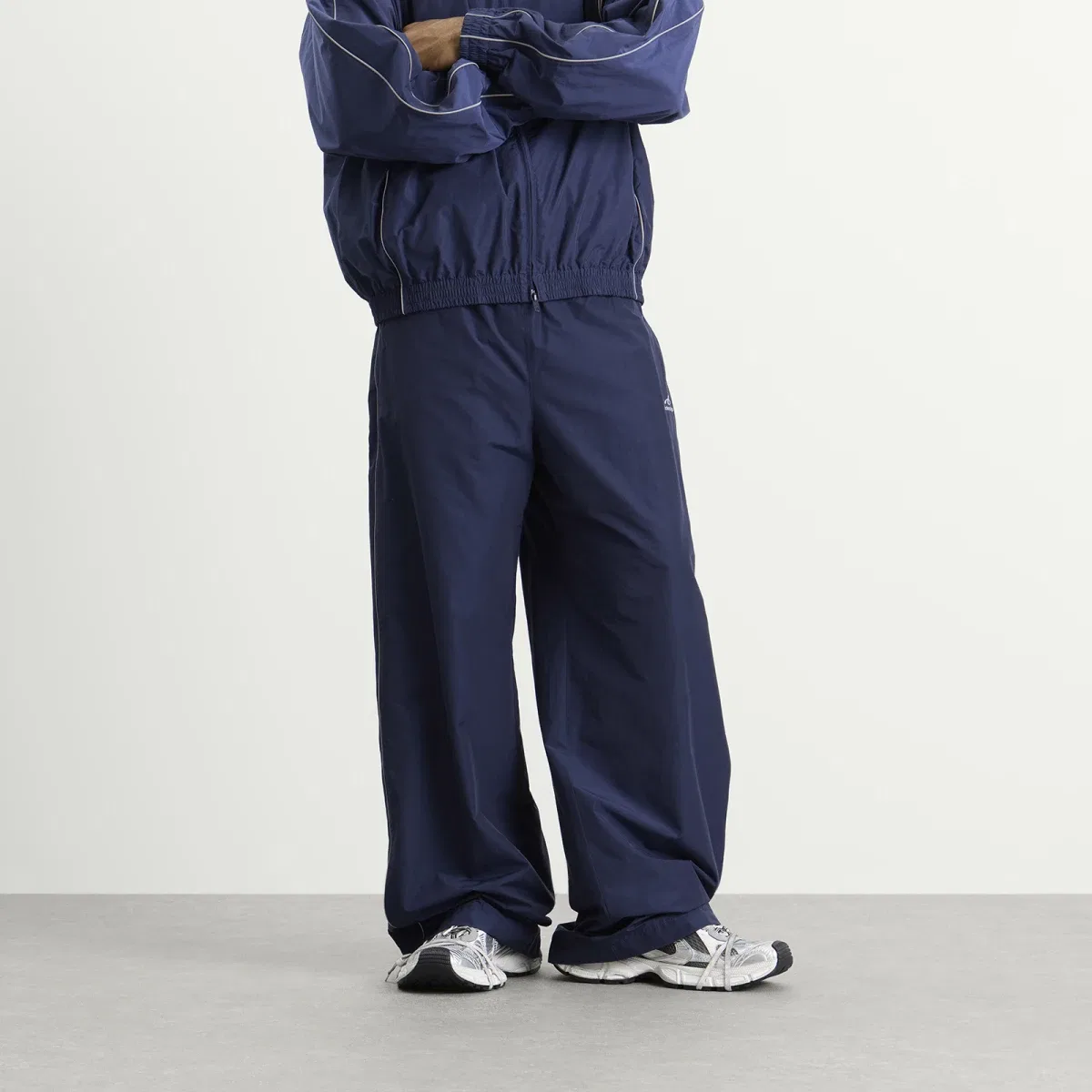 Спортивные брюки Techno Cotton Tracksuit Pants Balenciaga, New Dark Navy — фото 2