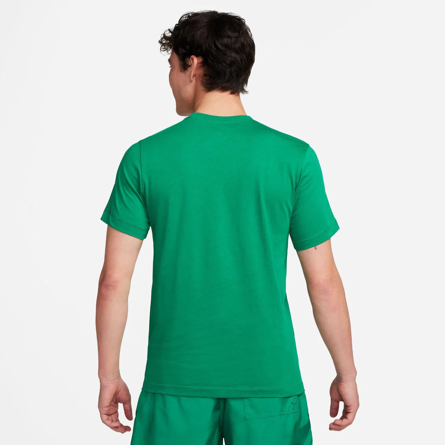 Мужская хлопковая футболка Nike Sportswear, Цвет: Grun — фото 2