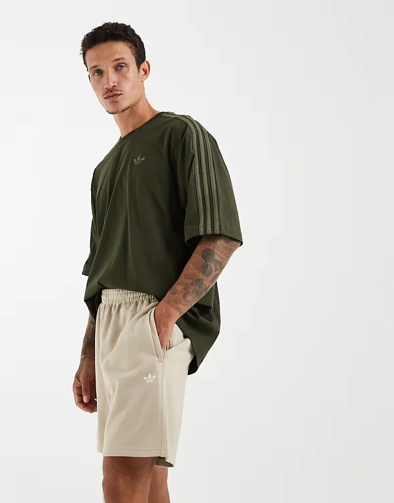 Флисовые шорты Adidas Originals Trefoil essentials хаки — фото 2