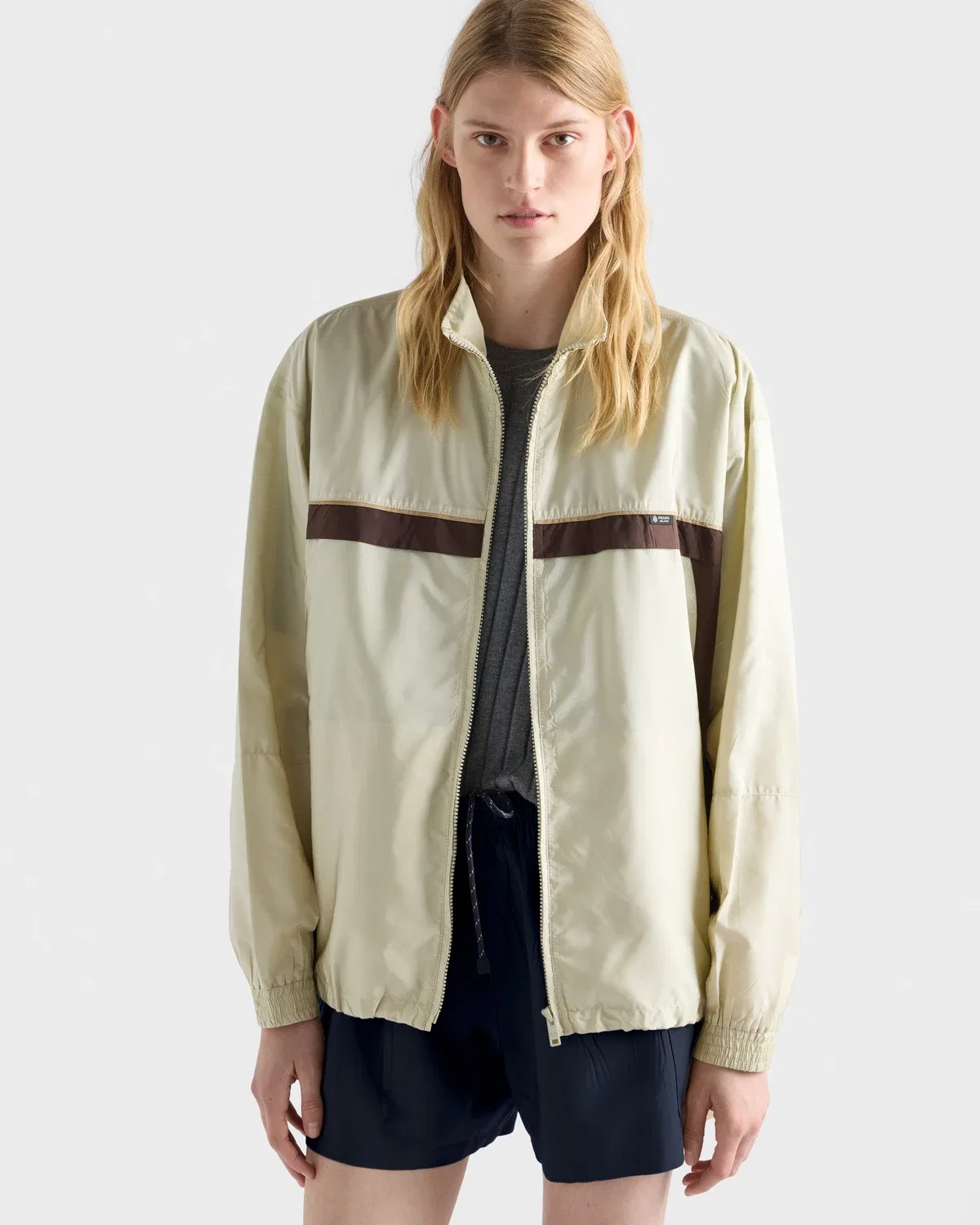 Легкая куртка из Re-Nylon с воротником-стойкой Prada, бежевый — фото 3