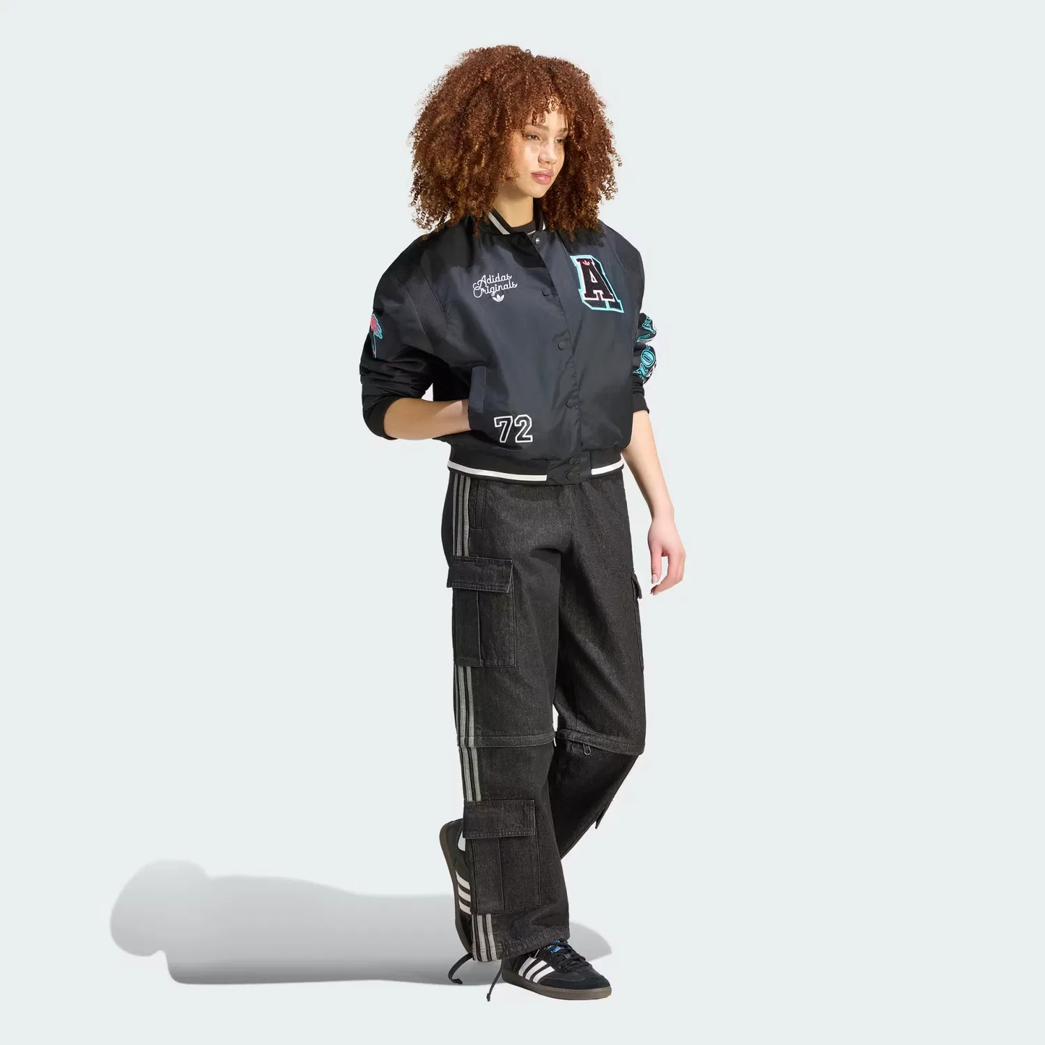 Женская куртка-бомбер оверсайз с патчами Adidas Originals, черный — фото 3