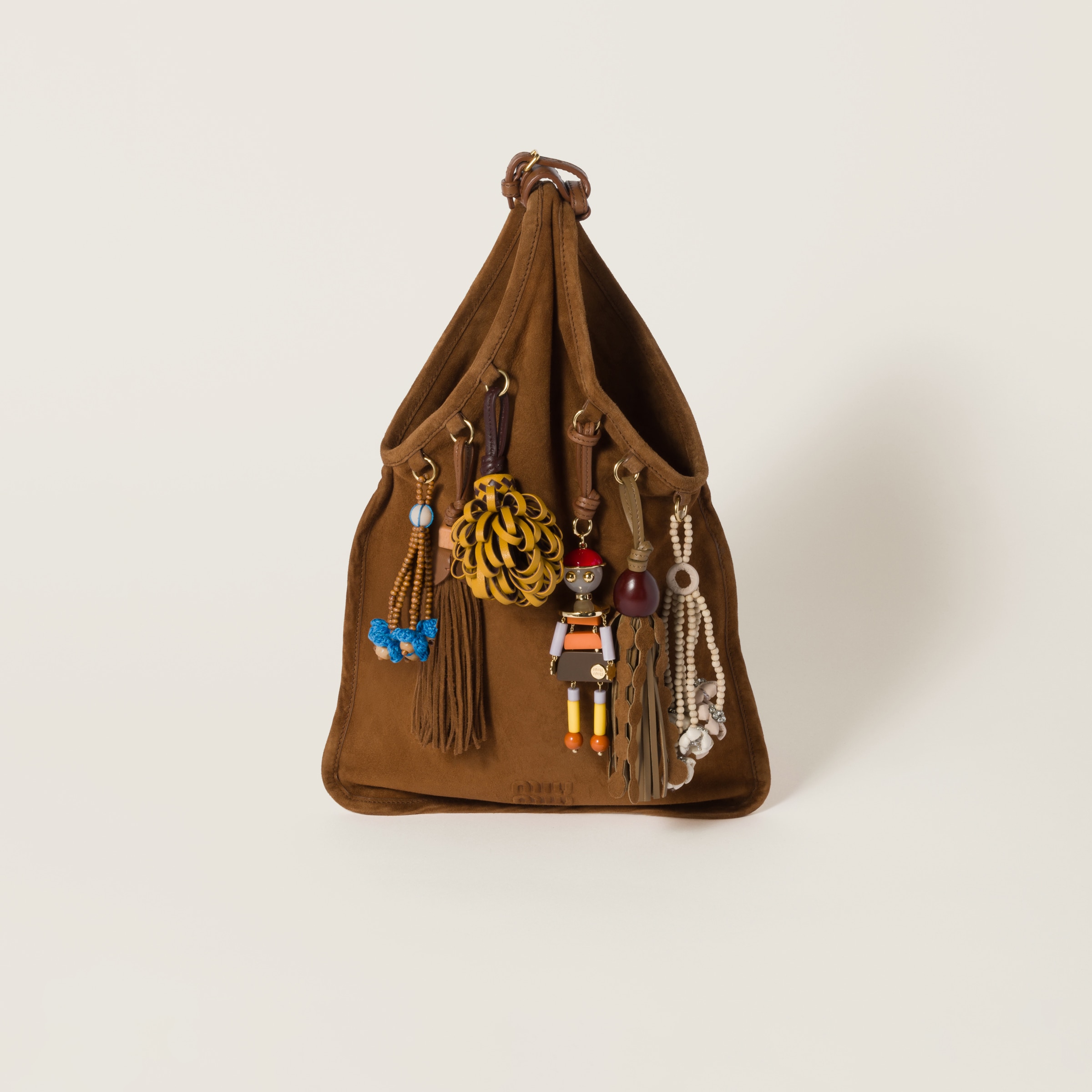 

Замшевая сумка с фишкой MIU MIU, дуб