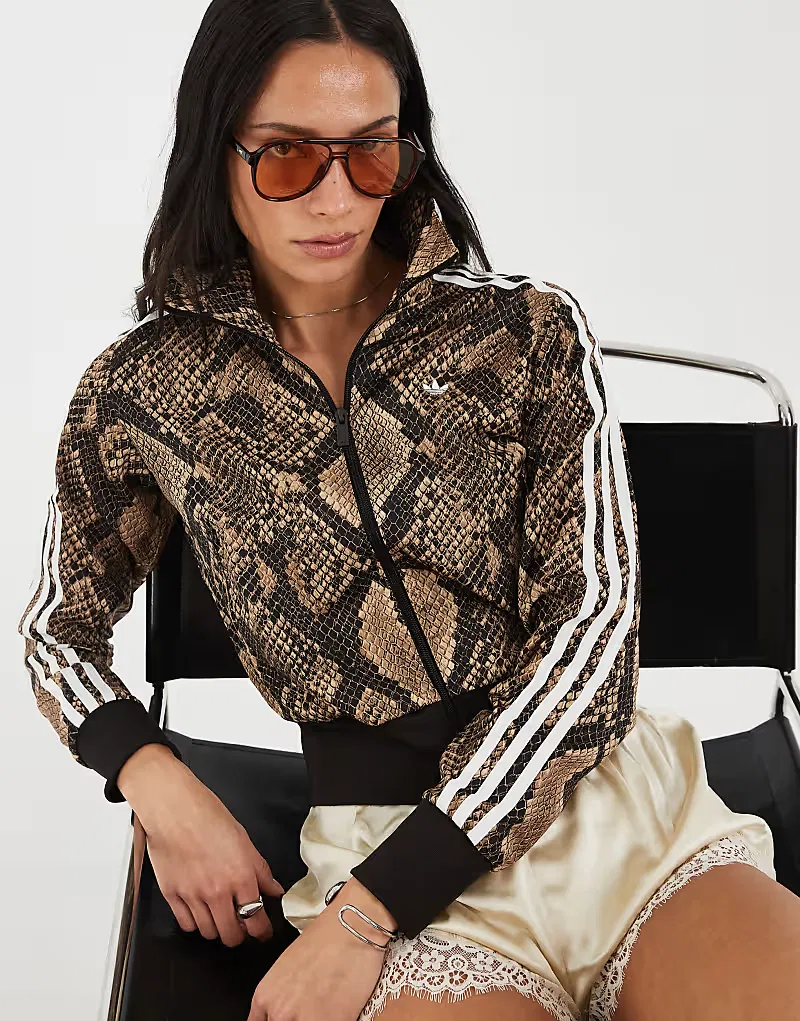 Классическая спортивная куртка Adidas Originals Firebird из атласа с принтом под змеиную кожу, светло-коричневый