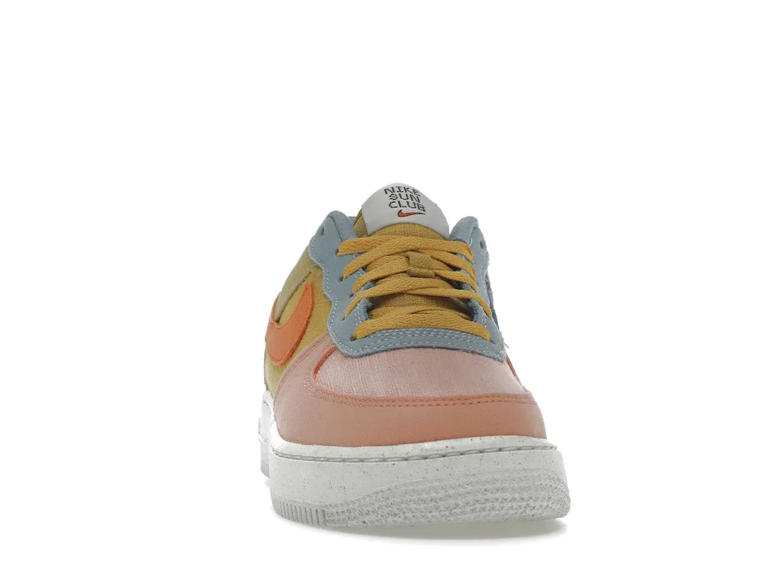 Детские кроссовки Lifestyle с переработанных материалов Nike Air Force 1 Low '07 LV8, Sanded Gold/Wheatgrass/Light Madder Root/Hot Curry — фото 2