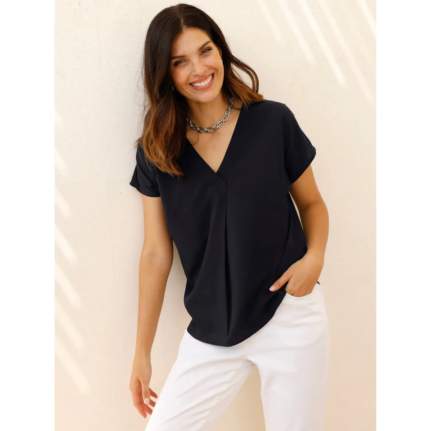 Женская блуза свободного кроя с V-образным вырезом Classic Basics, Black