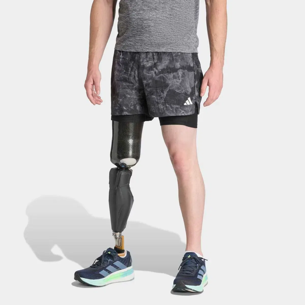 Мужские шорты 2-в-1 с принтом Spray Dye Own The Run adidas, Gris