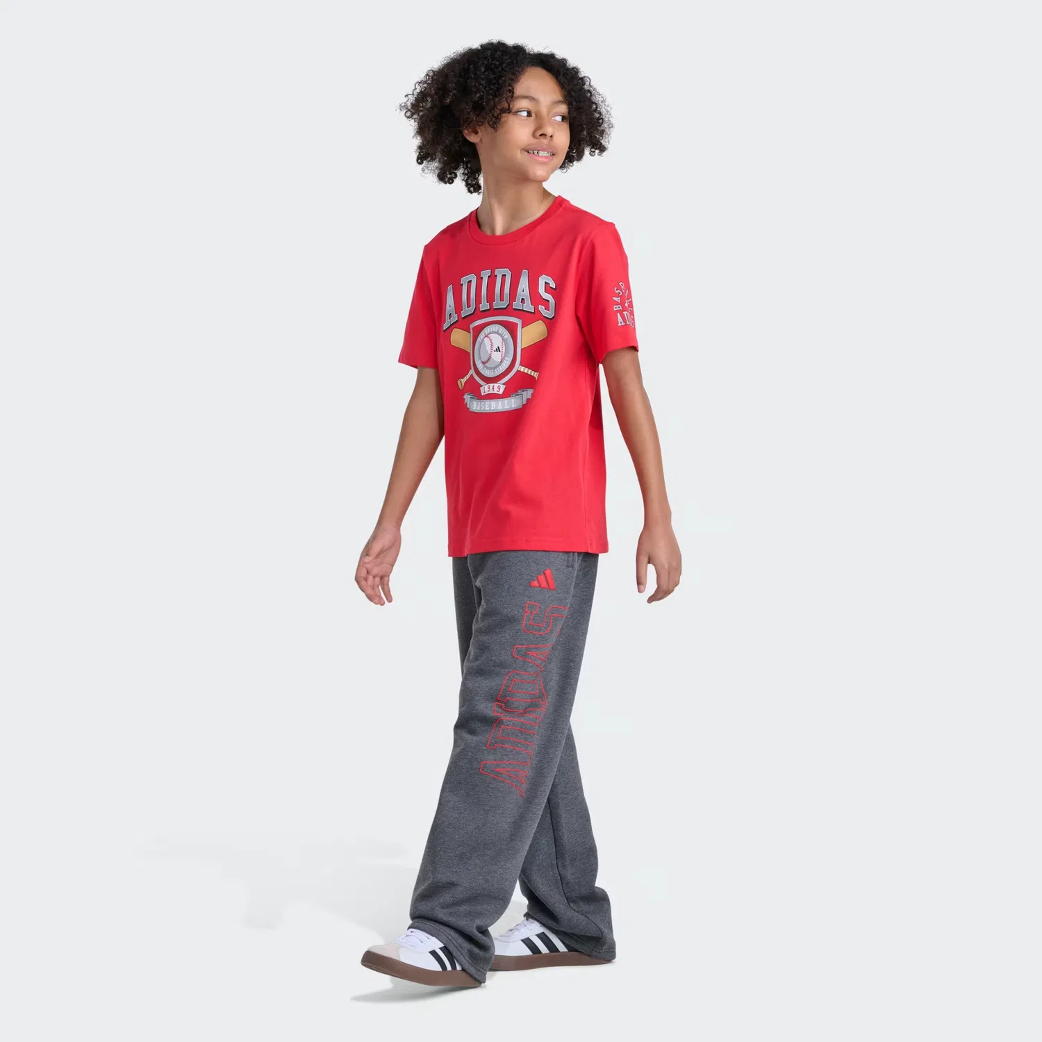 Детская футболка с коротким рукавом и бейсбольной эмблемой Baseball Emblem Adidas Sportswear, рубиновый — фото 2