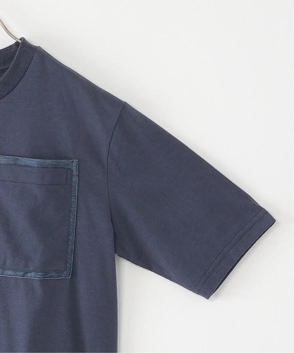 Детская футболка с джинсовым принтом и большим карманом, модель Denim-like MIX BIG Pocket T, ikka, Off White — фото 4