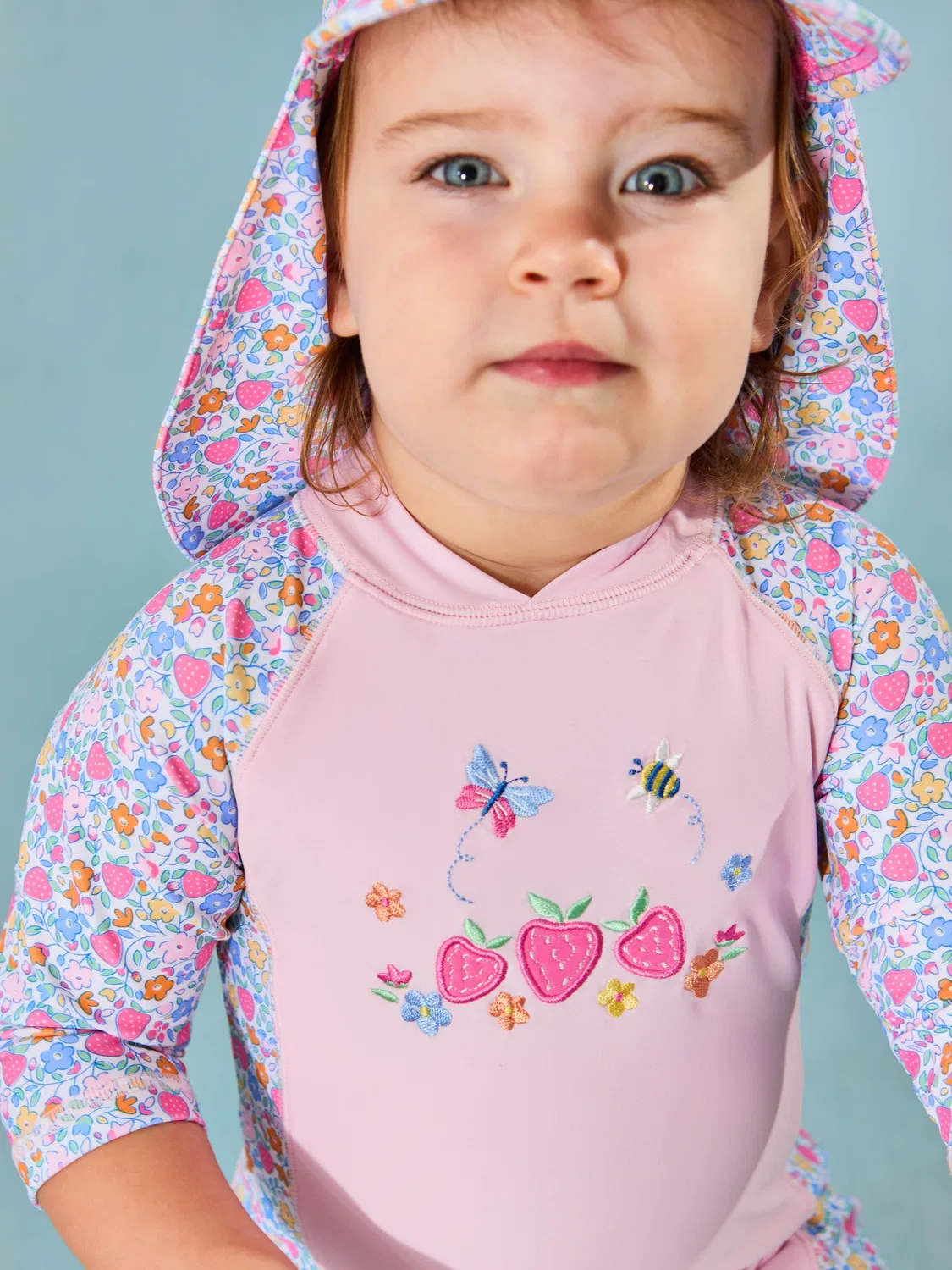 Купальник слитный с защитой от солнца, Strawberry print Jojo Maman Bébé, розовый с клубничным цветочным принтом — фото 3