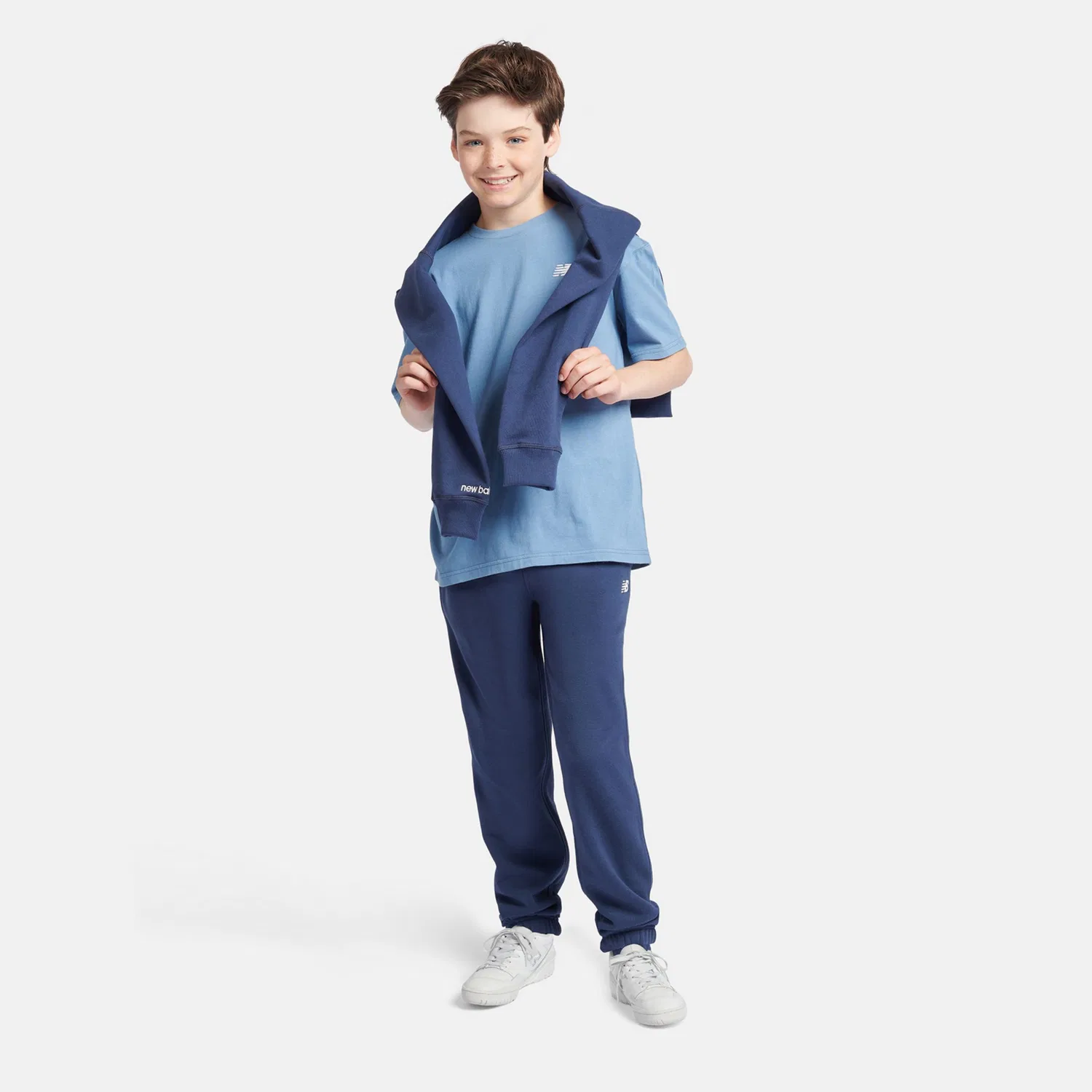 Детские спортивные штаны на средней посадке с вышитым логотипом Brush Back Small Logo New Balance, Nb Navy — фото 2