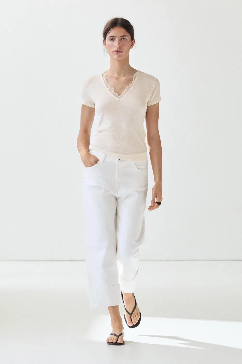 Футболка Massimo Dutti, с V-образным вырезом и кружевной отделкой, кремовая