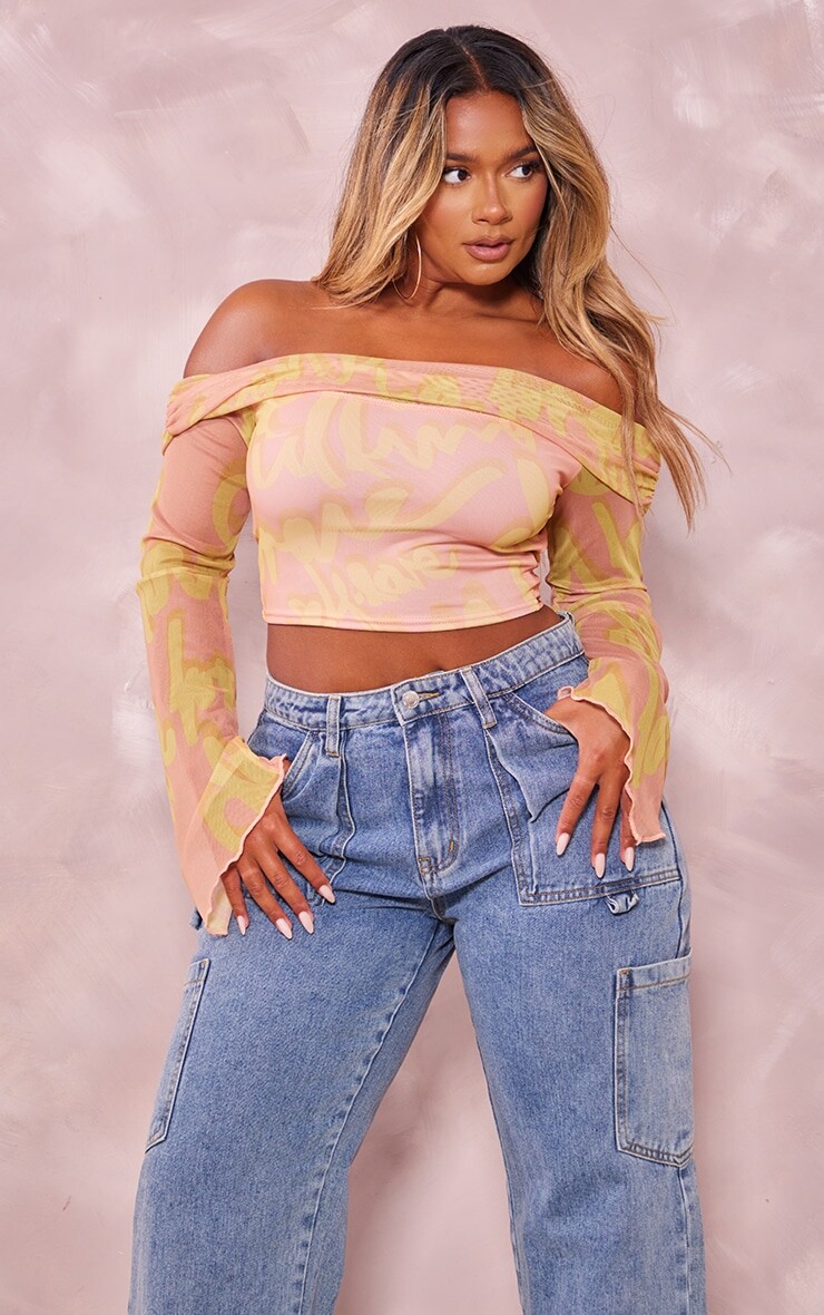 

PrettyLittleThing Укороченный сетчатый топ с длинными рукавами и бардо Shape Pink с принтом граффити