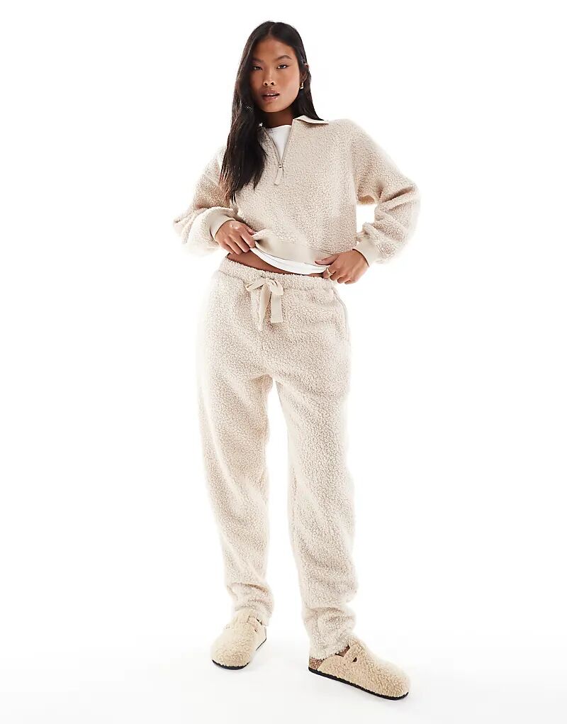 

Комплект из спортивного костюма с воротником-молнией и зауженных брюк ASOS DESIGN Petite Lounge кремового цвета Asos Petite
