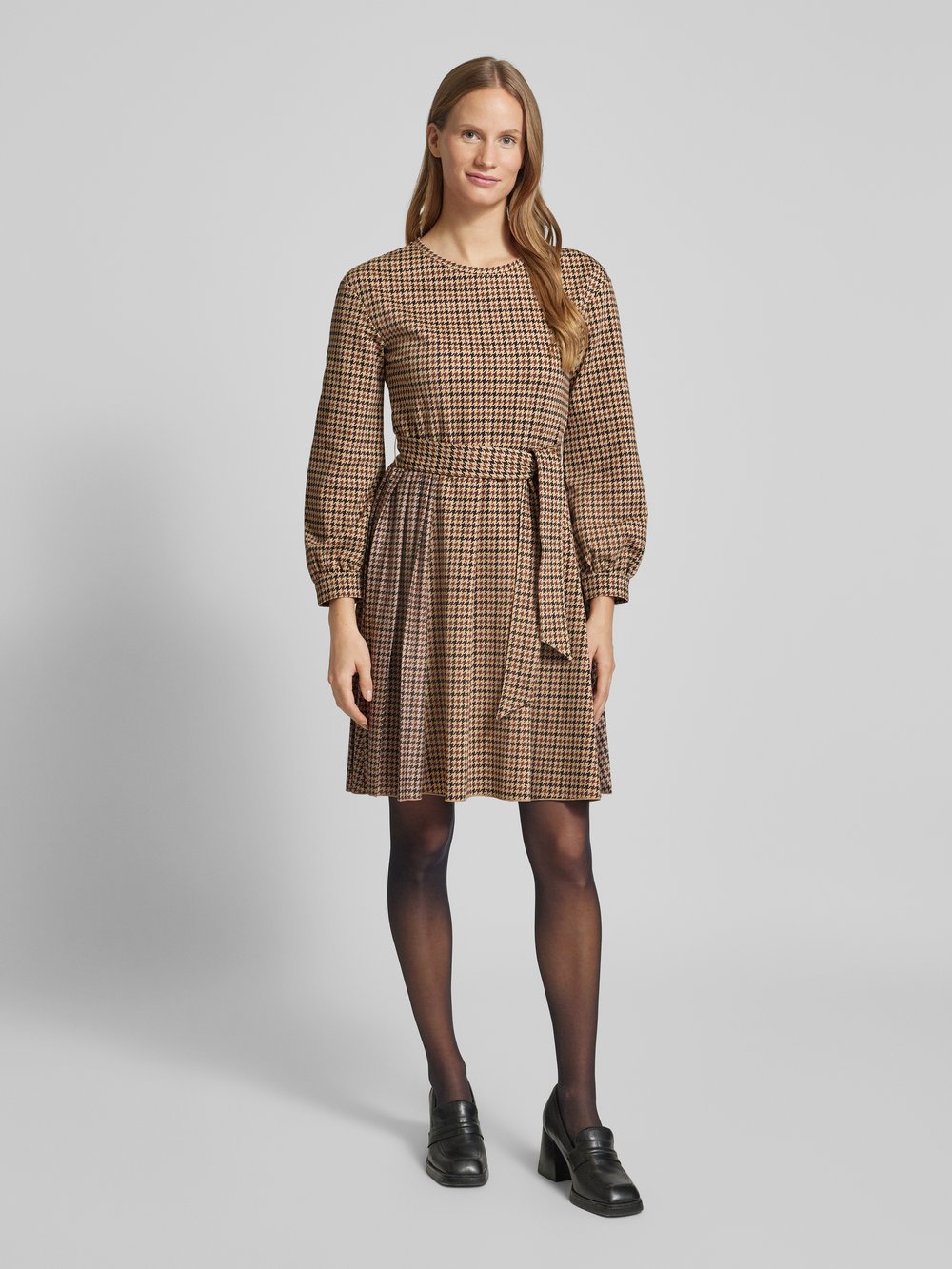 

Платье длиной до колена с поясом на талии, модель «VETTA» Weekend Max Mara, песочный