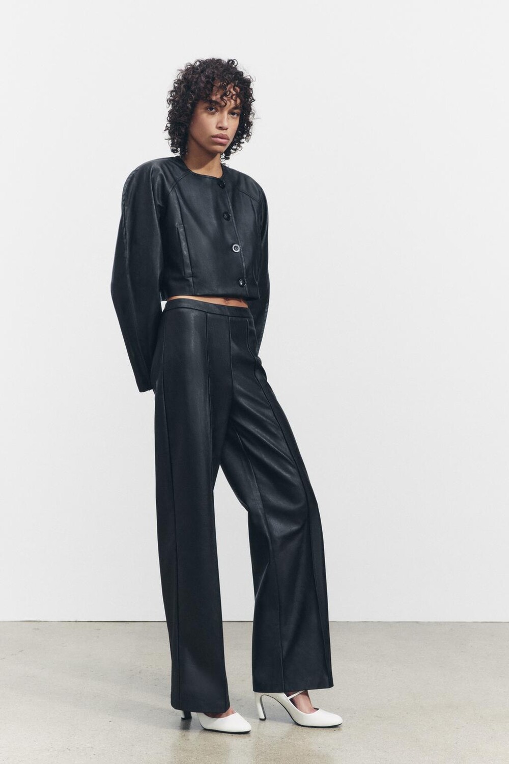 

Укороченная куртка из искусственной кожи ZARA, черный