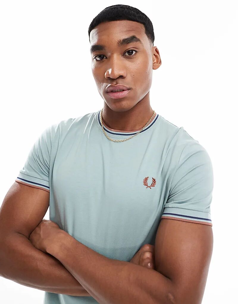 

Футболка Fred Perry с двумя наконечниками в цвете «ледяной синевы»