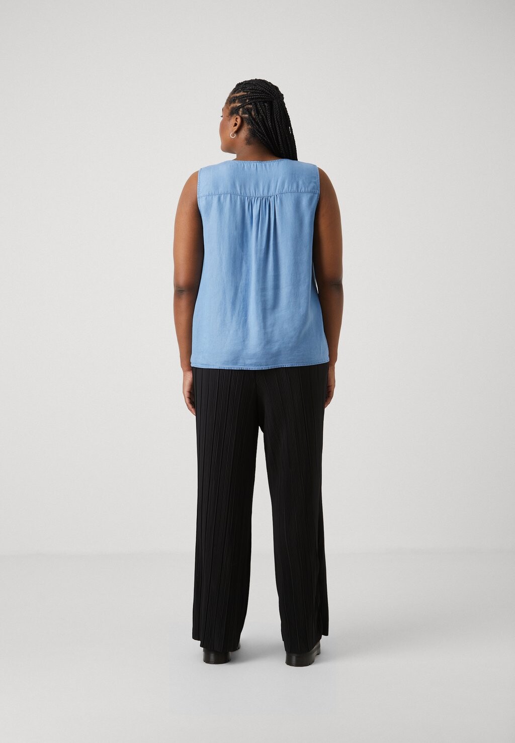 

Топ CARLAURA V NECK ONLY Carmakoma, синий деним