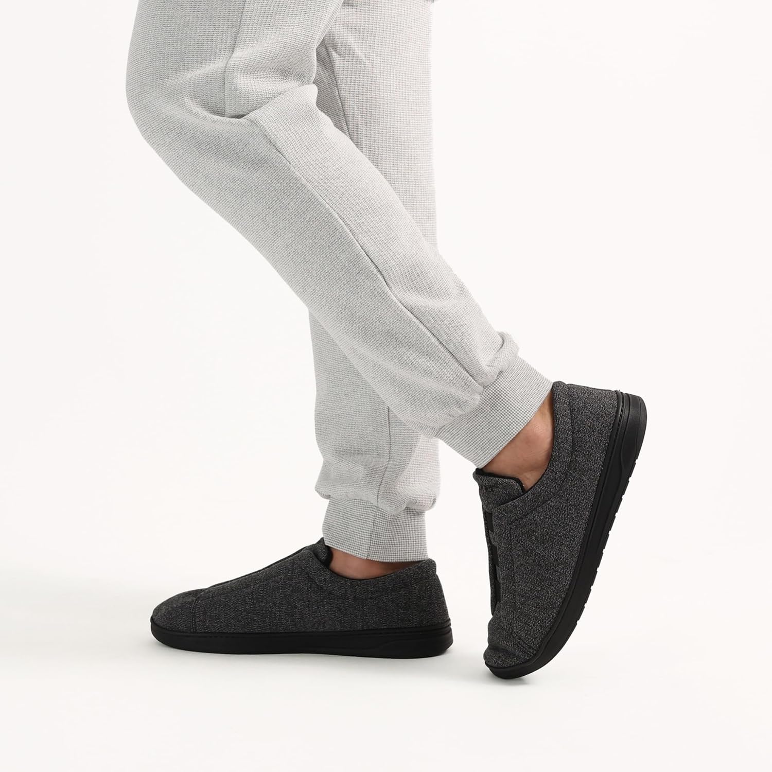 Мужские тапочки Isotoner Brady с закрытой пяткой для дома и улицы, меланжевые, вязаные, с комфортной стелькой с эффектом памяти и поддержкой пятки — фото 3