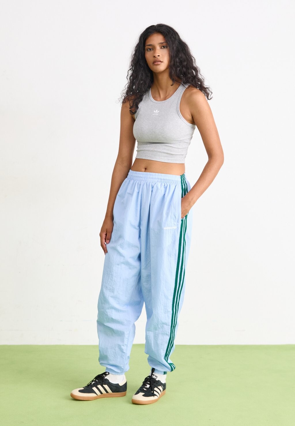 

Топ adidas Originals, серый Ess