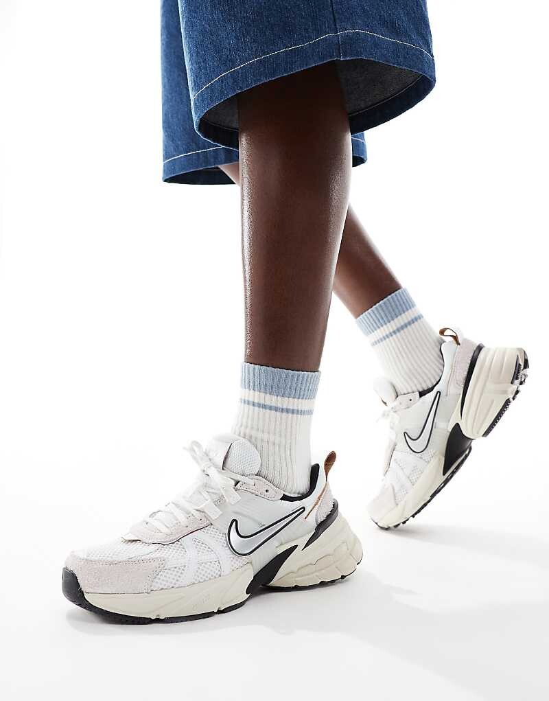 

Бело-хромовые кроссовки Nike V2K Run