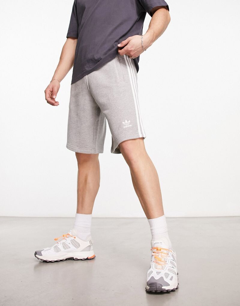 

Adidas Originals — Серые шорты с тремя полосками