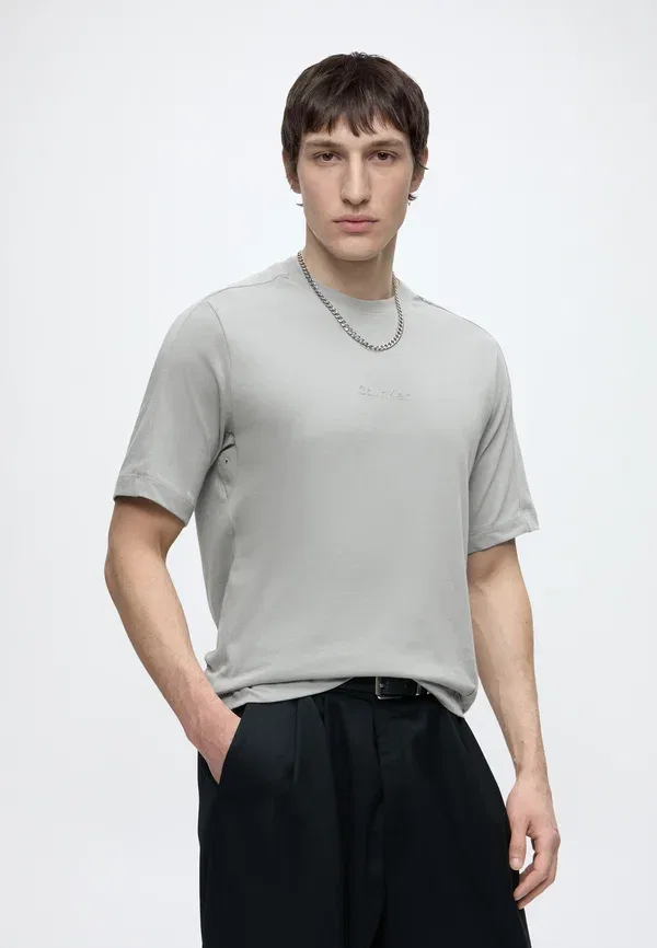 Футболка Calvin Klein Active Basic, нейтрально-серый — фото 4