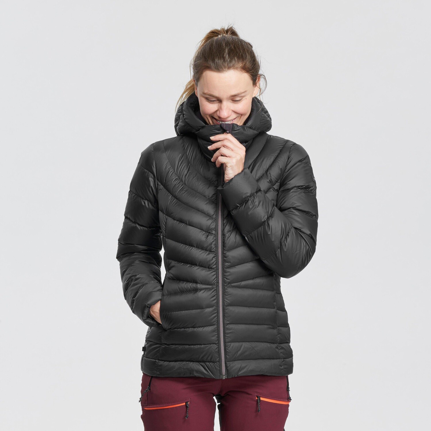 

Пуховик Decathlon для горного треккинга с капюшоном — MT500 — 10 градусов C Forclaz, черный