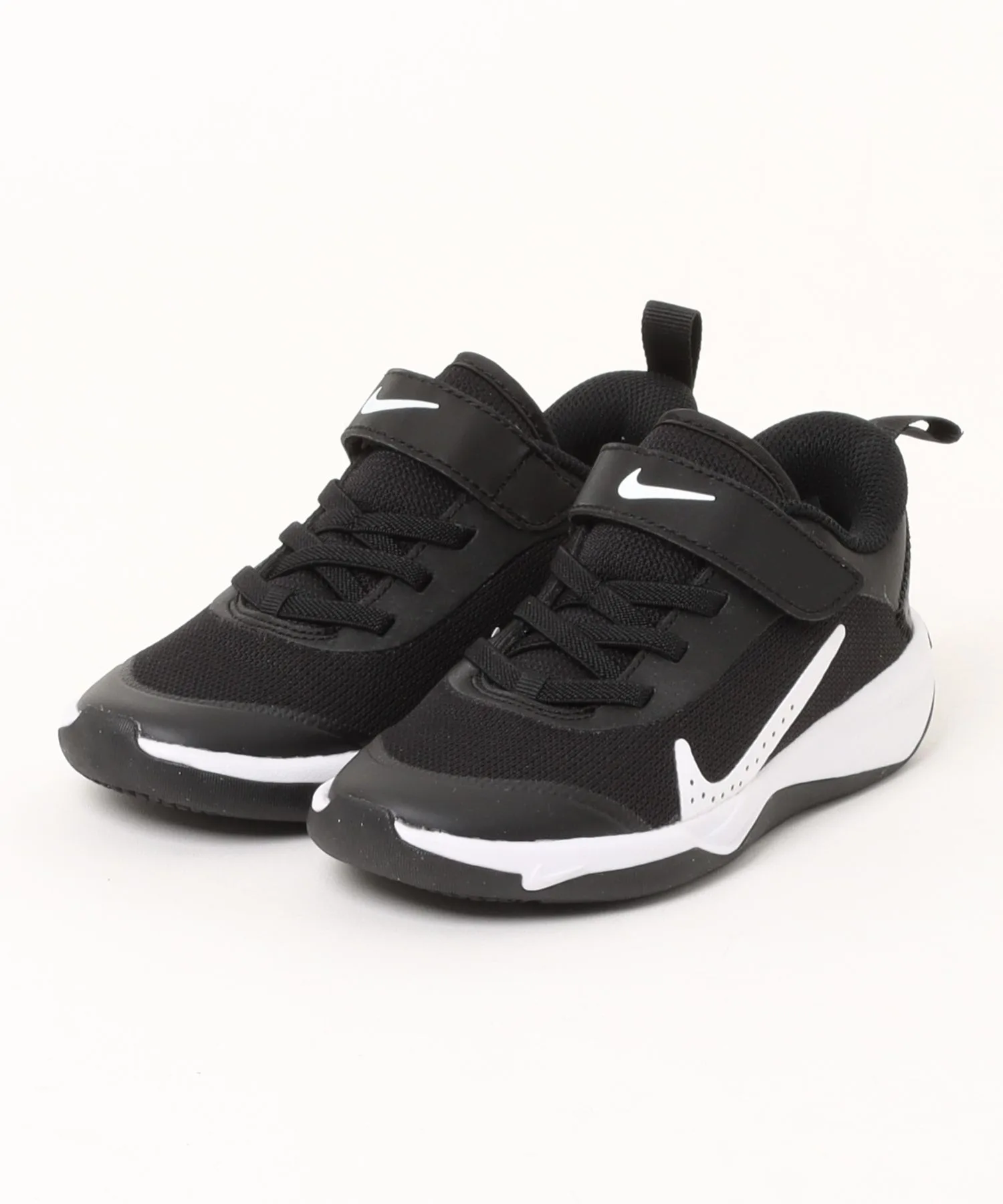 Детские кроссовки NIKE OMNI MULTI-COURT PS для спорта бело-чёрные