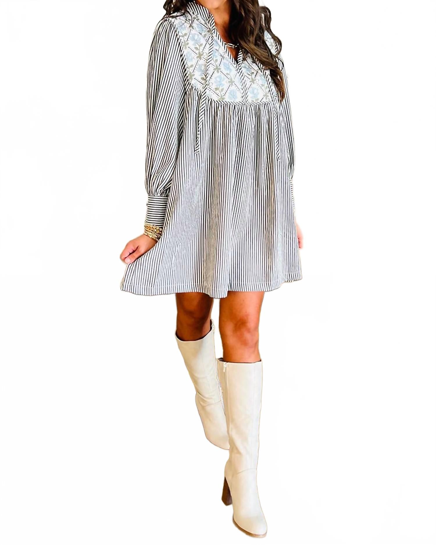 

Черное мини-платье с длинными рукавами и цветочным принтом в стиле пэчворк Shewin